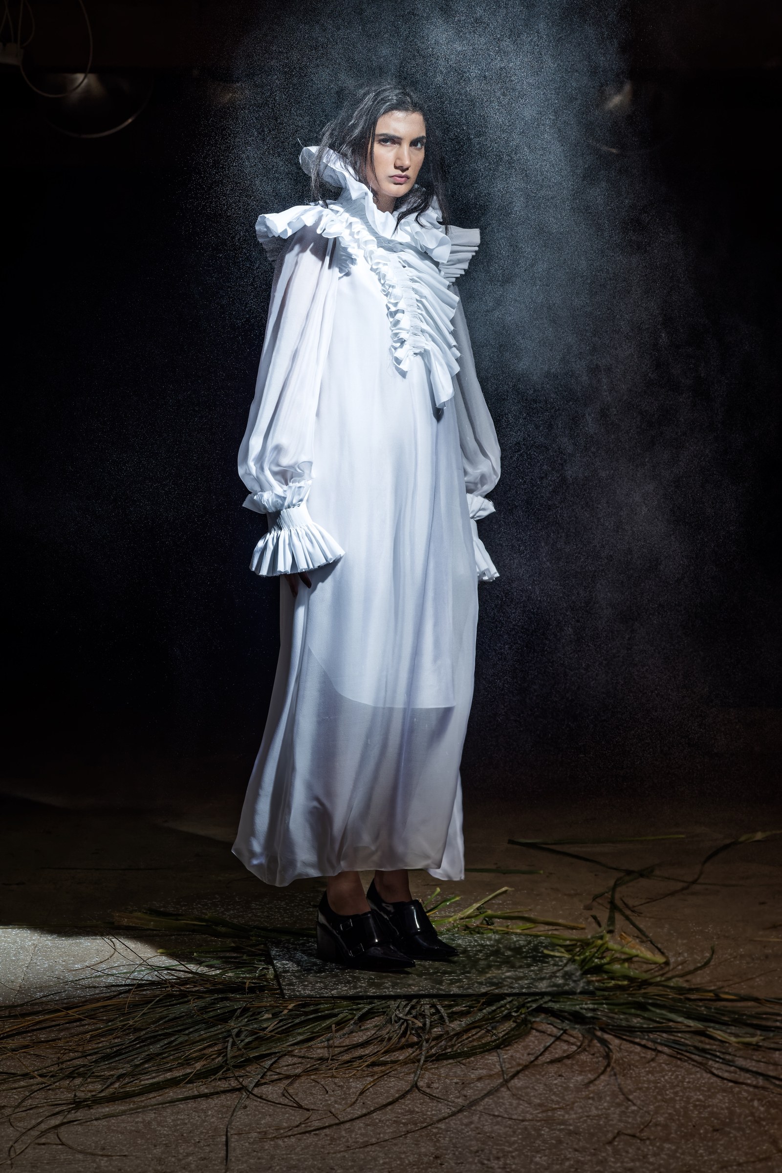 Nabil Nayal — Autumn / Winter 2016. White dress — folded collar.
