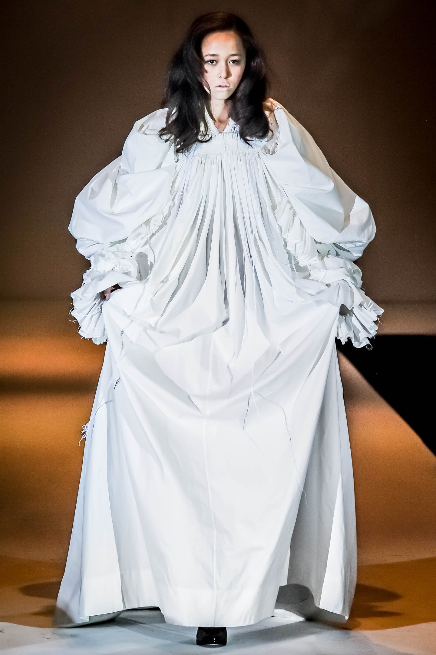 Nabil Nayal — Spring / Summer 2009. Gathered white volume.
