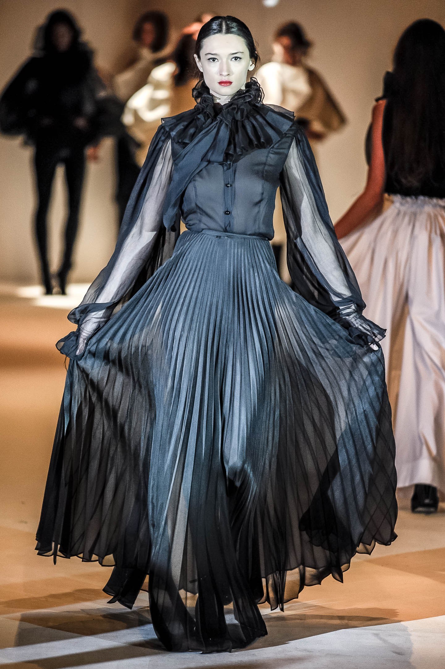 Nabil Nayal — Spring / Summer 2009. Pleated silhouette.